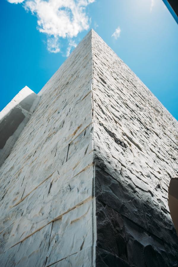 Quina do bloco com pedra branca e escura